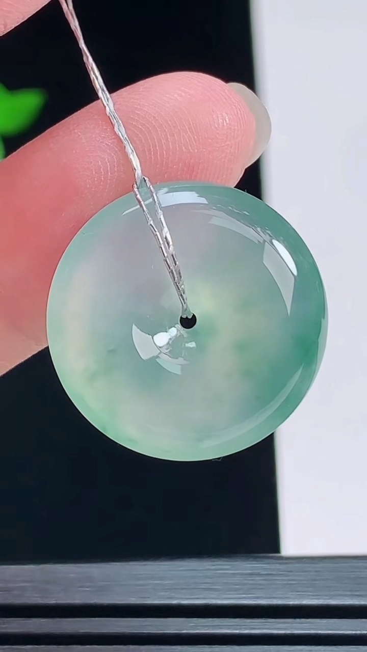 天然A货翡翠种飘花平安扣吊坠，尺寸21.5-5.5 重量:5.18g
7月9日