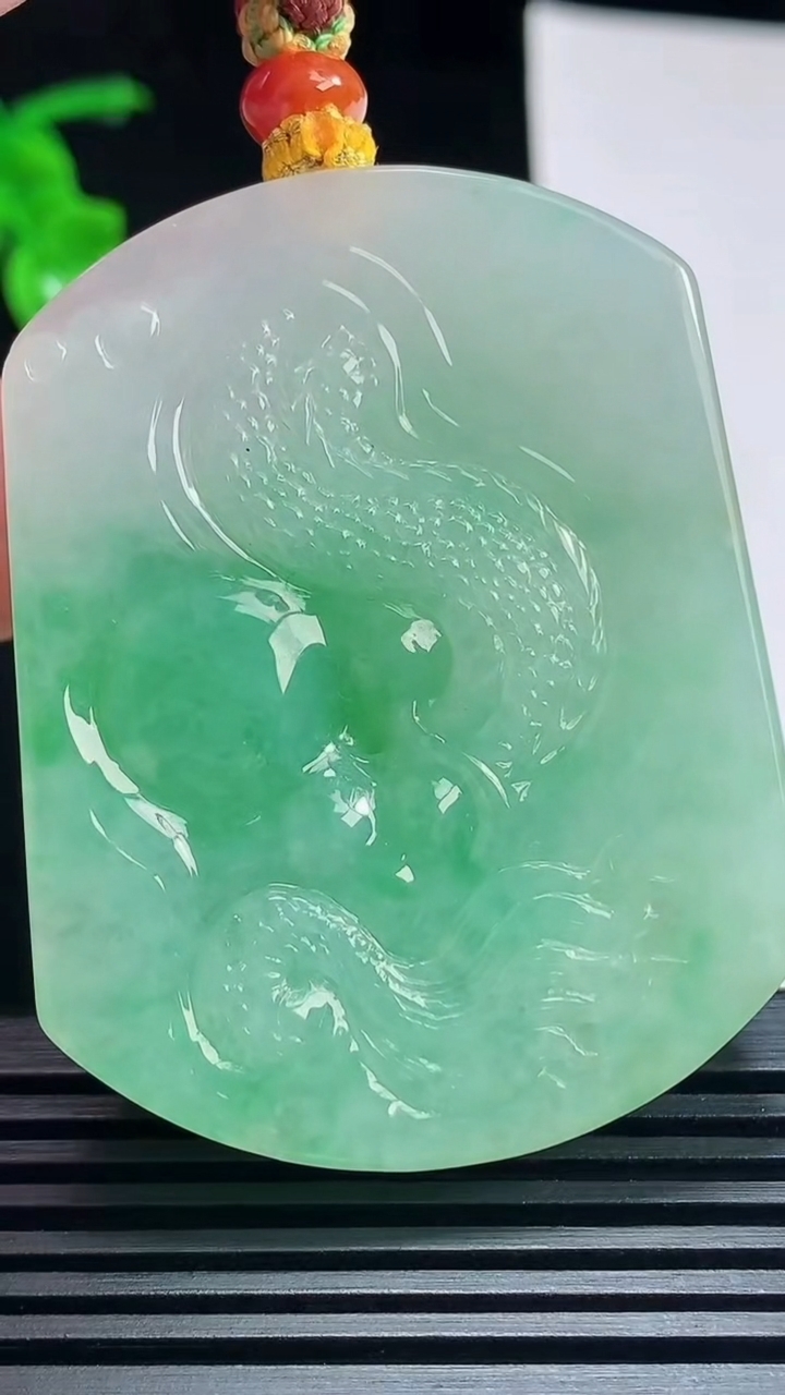 天然A货翡翠龙牌吊坠，尺寸54-42.5-11 重量:65.37g
7月9日