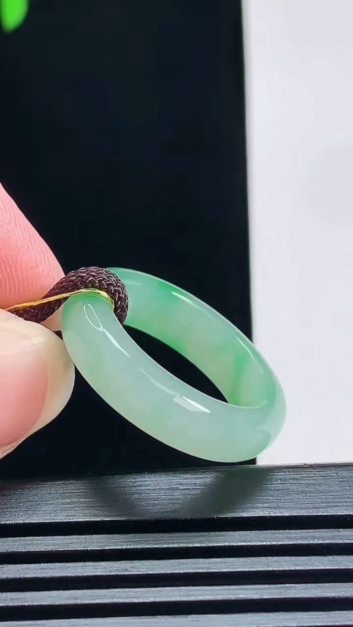 天然A货翡翠玉指环 戒指，尺寸18.5-5.6-3.8 重量:4.55g2026年7月9日
工厂直销收藏佳品,种好水足，色泽均匀，有种有色，上手高大气！