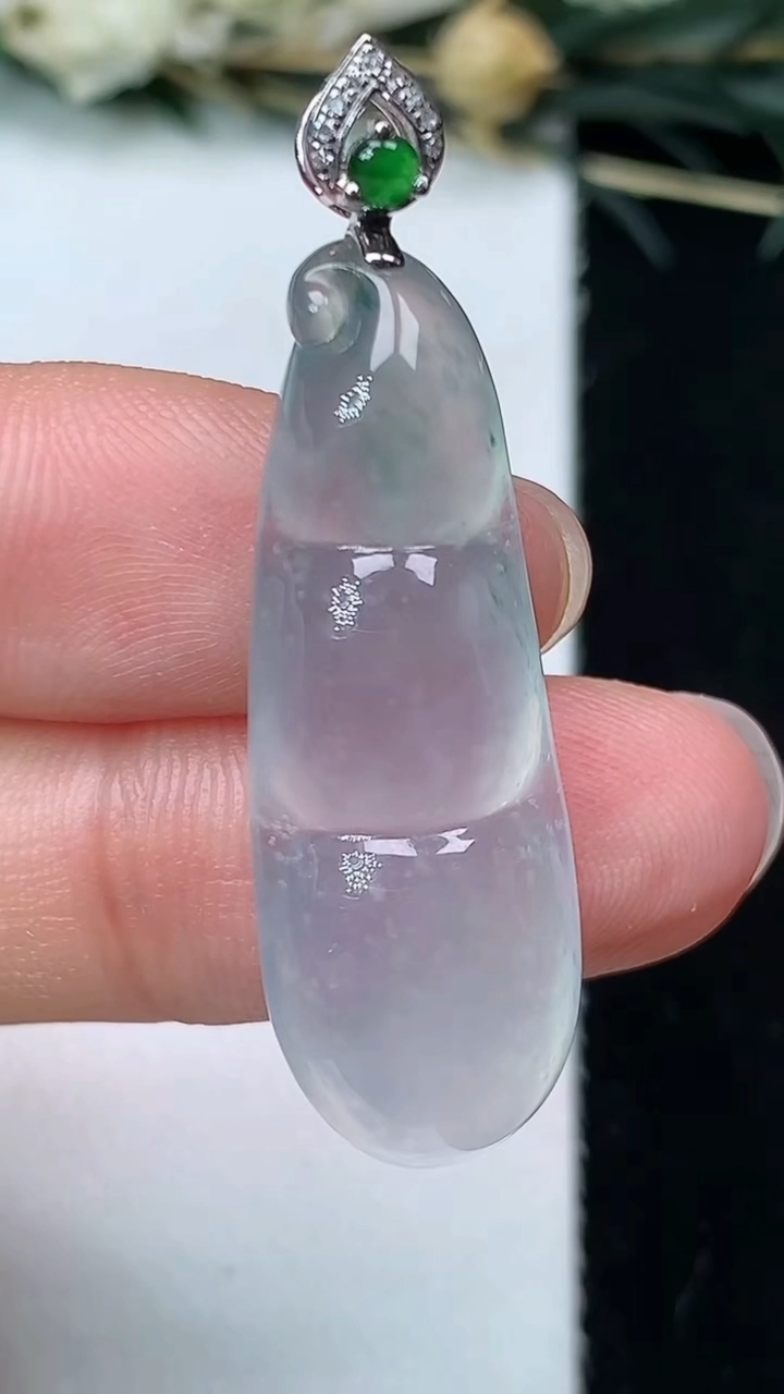 天然A货翡翠飘花福豆吊坠，尺寸33-11.6-6.8，重量:5.32g
7月9日