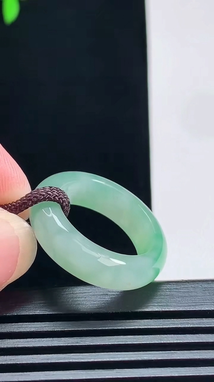 天然A货翡翠玉指环 戒指，尺寸18.3-6.2-3.6 重量:4.79g2026年7月9日
工厂直销收藏佳品,种好水足，色泽均匀，有种有色，上手高大气！