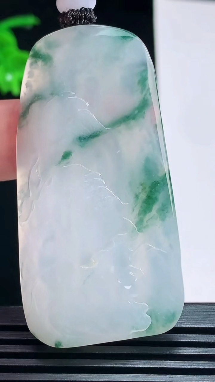 天然A货翡翠冰种飘花观音菩萨吊坠，尺寸57-30-6.3 重量:26.64g
7月9日