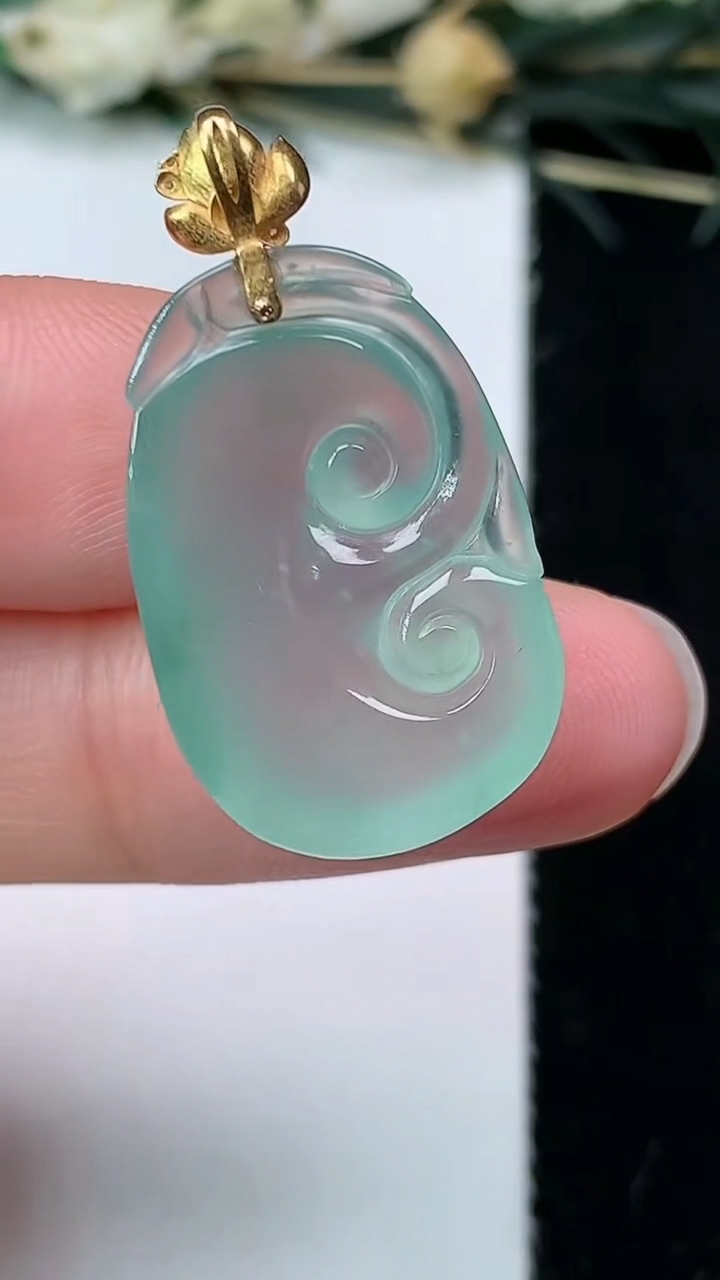 天然A货翡翠如意吊坠，尺寸23.4-15.8-5.7，重量:3.60g
7月9日