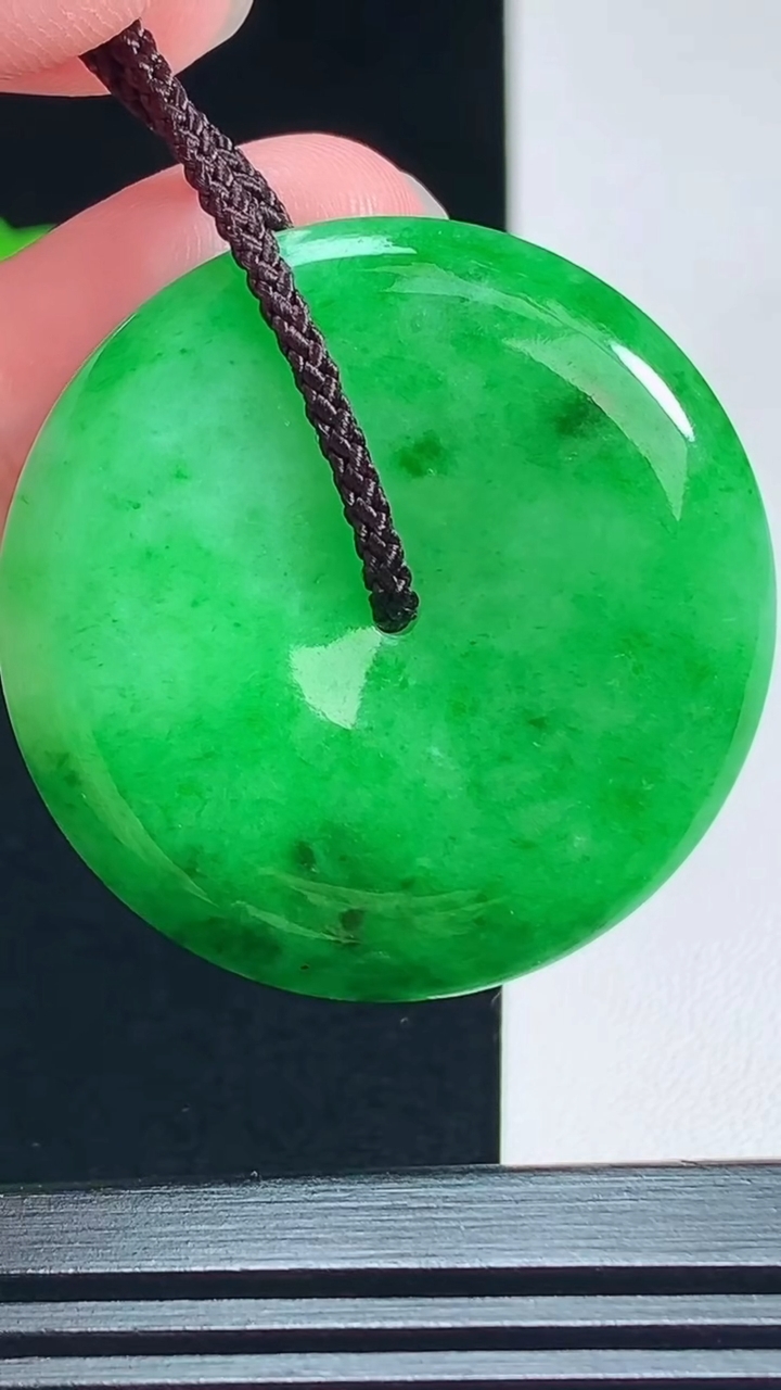 天然A货翡翠平安扣吊坠，尺寸37-6 重量:17.75g
7月9日