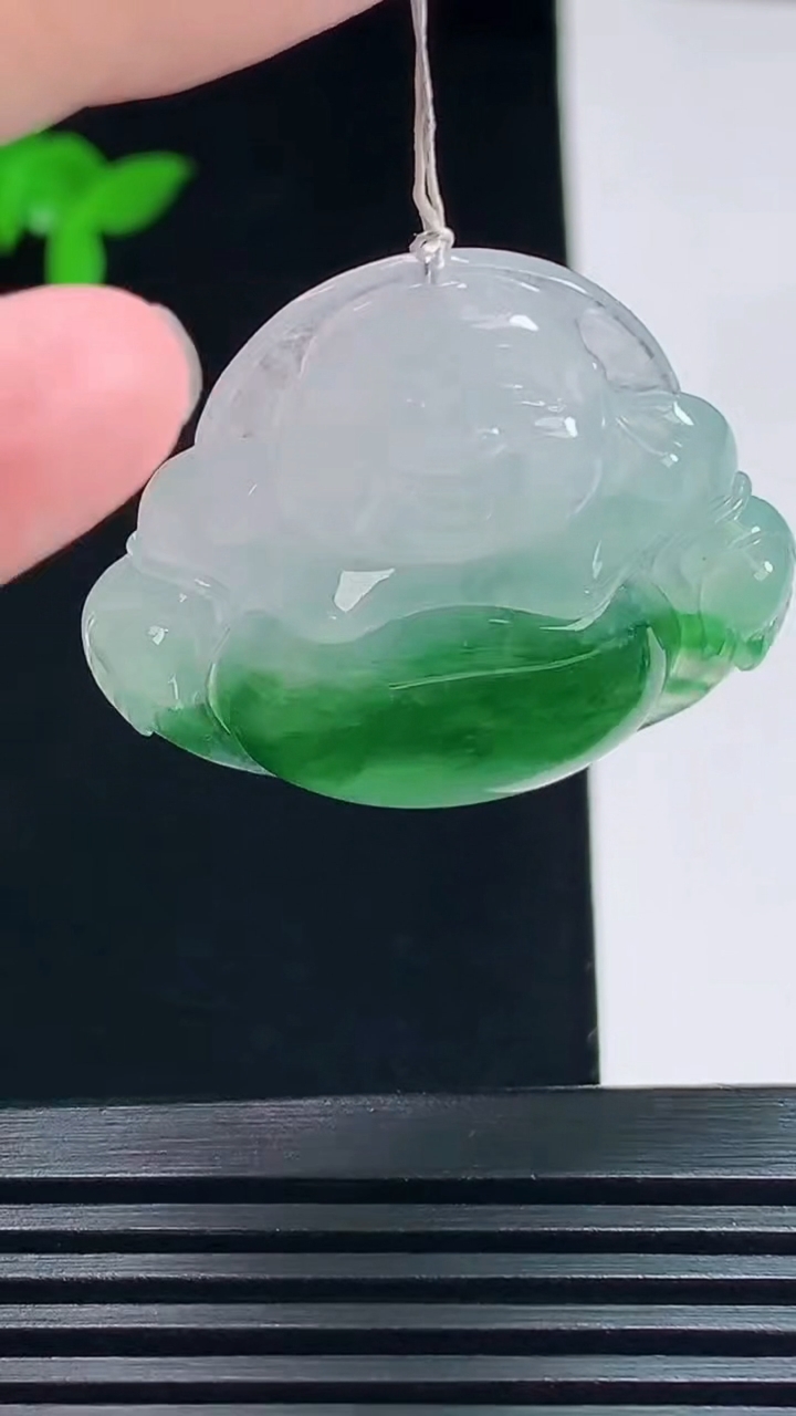 天然A货翡翠佛公吊坠，尺寸31.5-34.2-5.8 重量:9.91g
7月9日