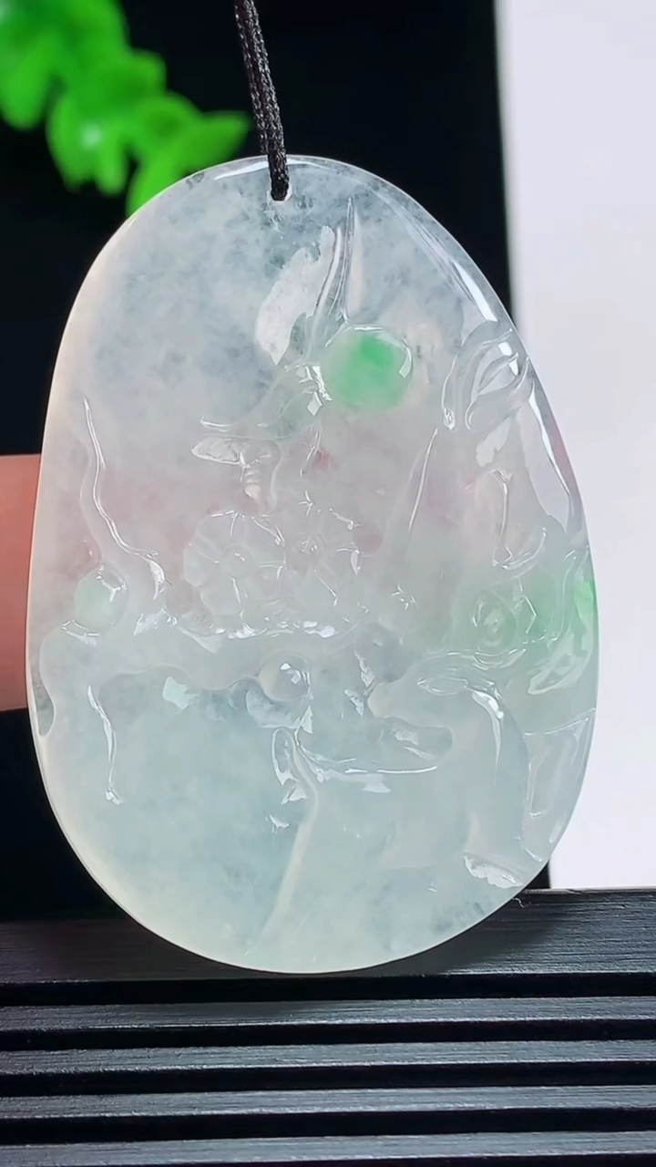 天然A货翡翠梅花鹿吊坠，尺寸47.6-34-5.5 重量:15.67g
7月9日