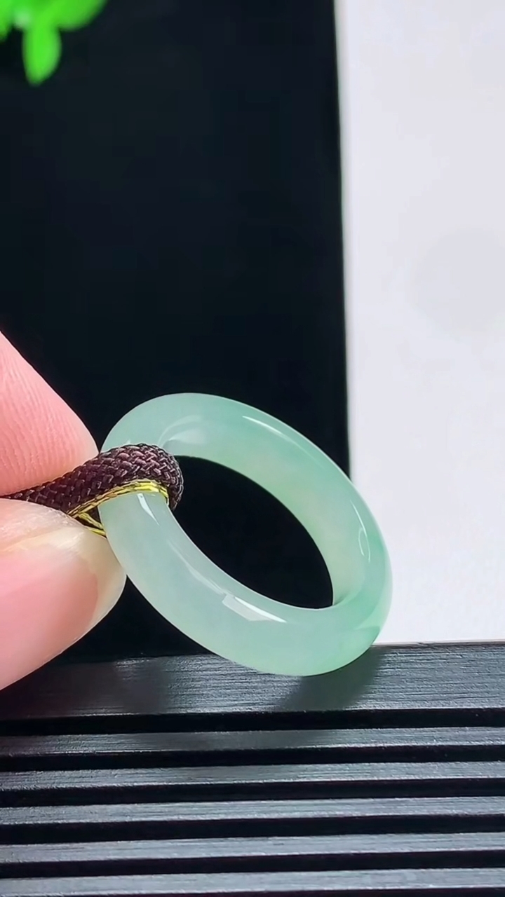 天然A货翡翠玉指环 戒指，尺寸18.2-5.3-3.8 重量:4.32g2026年7月9日
工厂直销收藏佳品,种好水足，色泽均匀，有种有色，上手高大气！