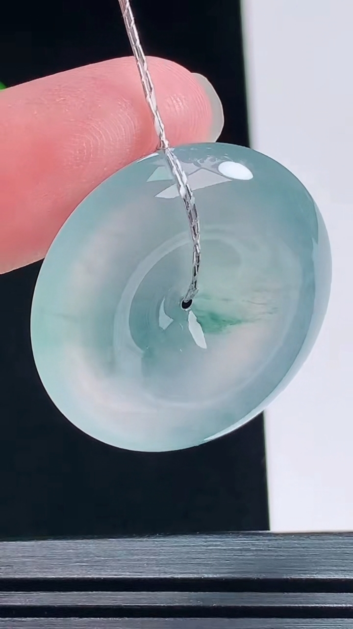 天然A货翡翠种飘花平安扣吊坠，尺寸29-6 重量:10.16g
7月9日