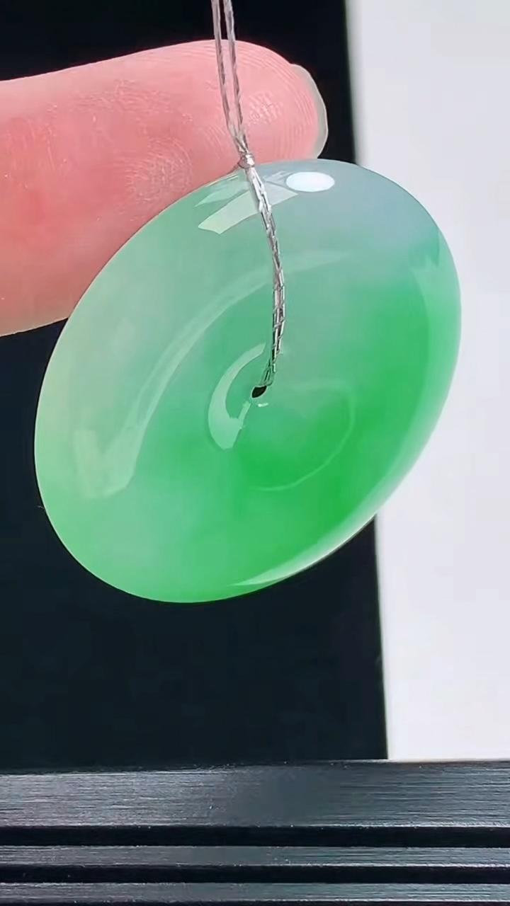 天然A货翡翠平安扣吊坠，尺寸31.5-5.8 重量:11.85g
7月9日