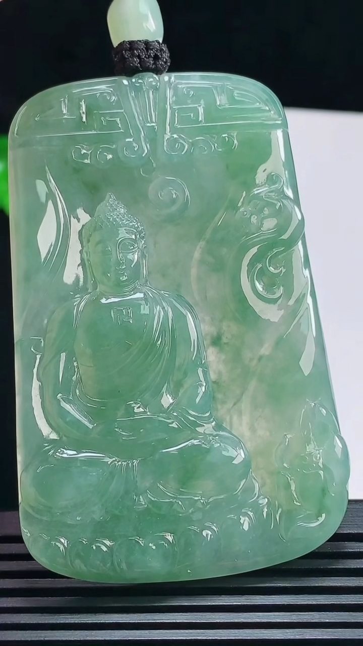 天然A货翡翠大日如来佛吊坠，尺寸71-45.5-5.2 重量:50.64g
7月9日