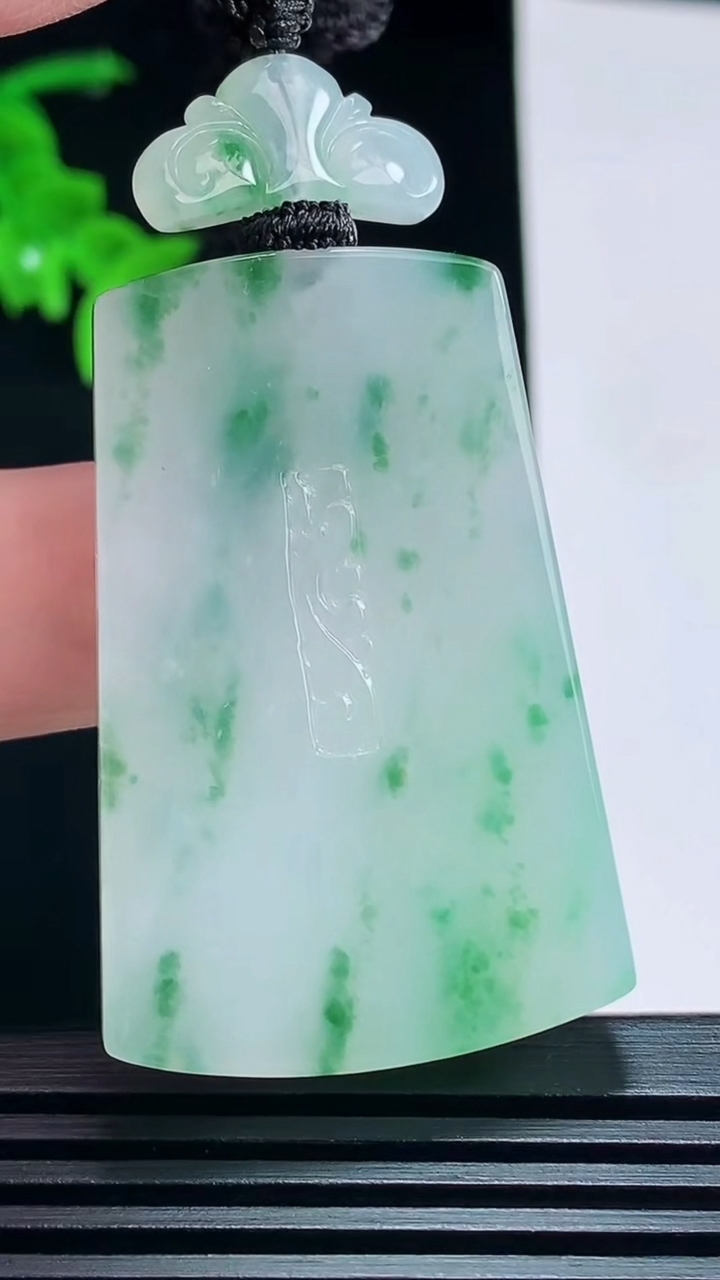天然A货翡翠冰种飘花仿古无事牌吊坠，尺寸45.6-30-5.6 重量:26.16g
7月9日