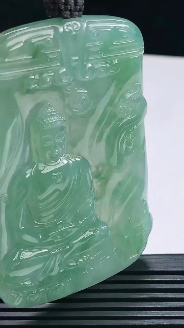 天然A货翡翠大日如来佛吊坠，尺寸71-45.5-5.2 重量:50.64g
7月9日