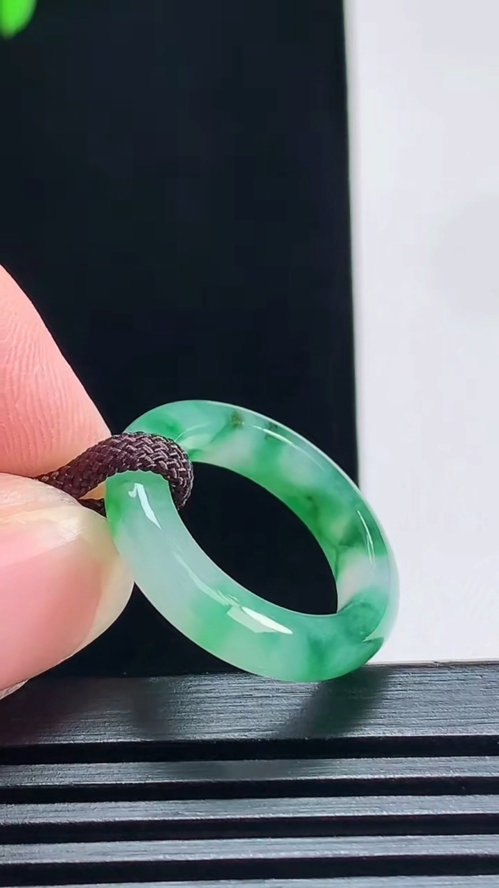 天然A货翡翠玉指环 戒指，尺寸16.3-4.2-3.5 重量:3.00g2026年7月9日
工厂直销收藏佳品,种好水足，色泽均匀，有种有色，上手高大气！