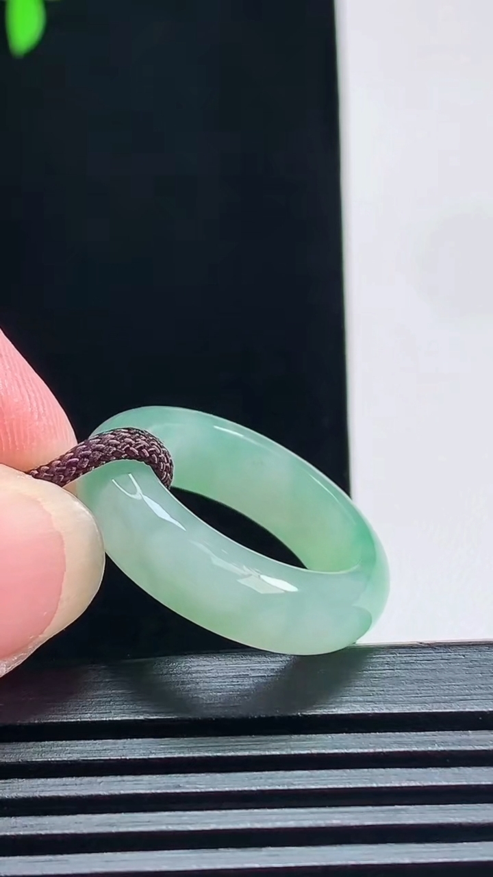 天然A货翡翠玉指环 戒指，尺寸18.3-6.2-3.6 重量:4.79g2026年7月9日
工厂直销收藏佳品,种好水足，色泽均匀，有种有色，上手高大气！