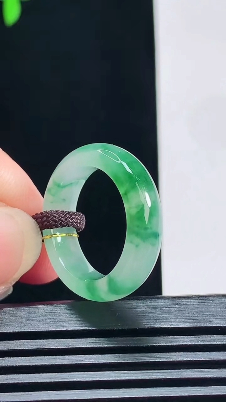 天然A货翡翠玉指环 戒指，尺寸17.3-5.5-3.6 重量:4.28g2026年7月9日
工厂直销