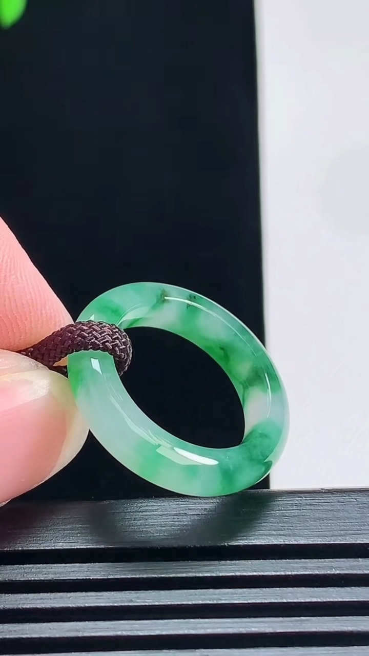 天然A货翡翠玉指环 戒指，尺寸16.3-4.2-3.5 重量:3.00g2026年7月9日
工厂直销收藏佳品,种好水足，色泽均匀，有种有色，上手高大气！
