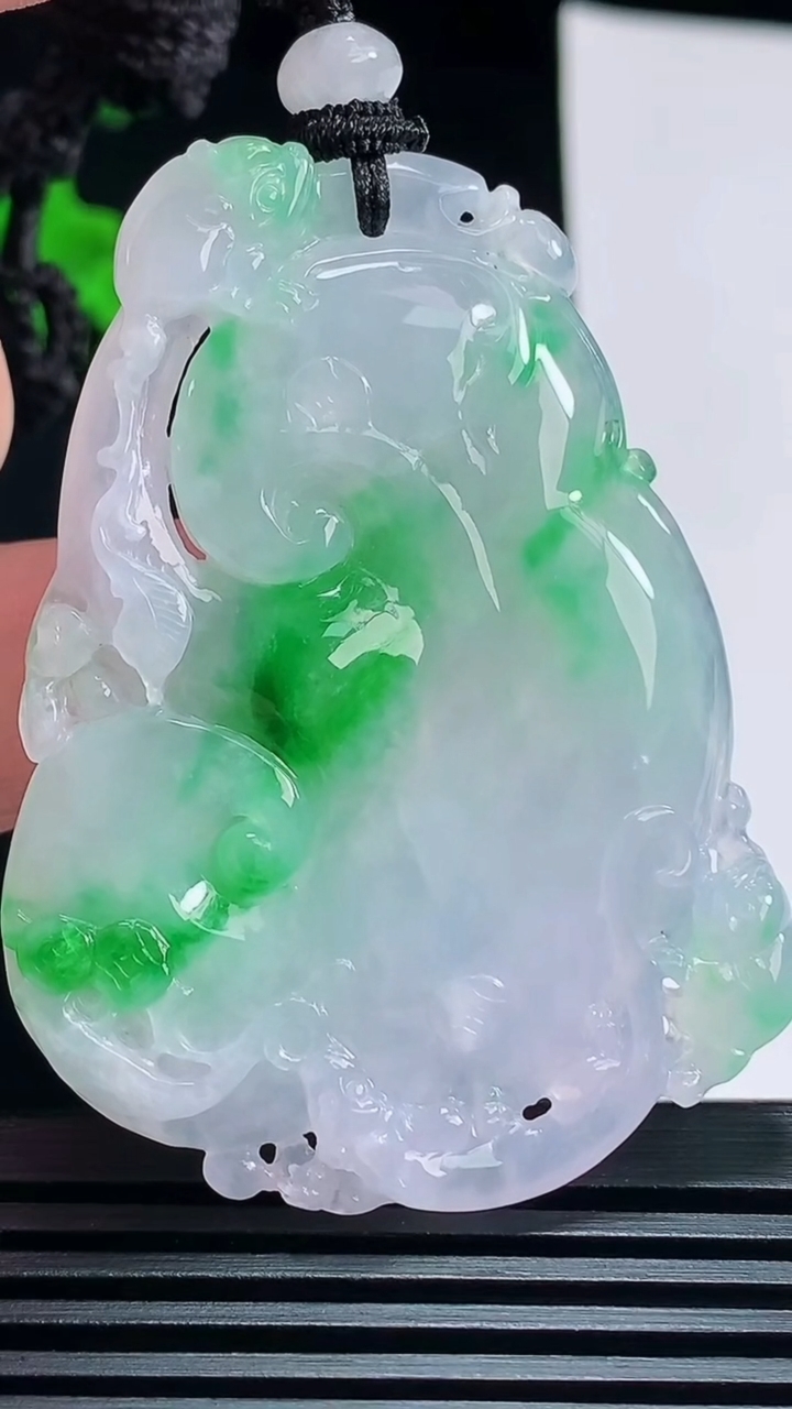天然A货翡翠如意吊坠，尺寸56-43-5 重量:27.16g
7月9日