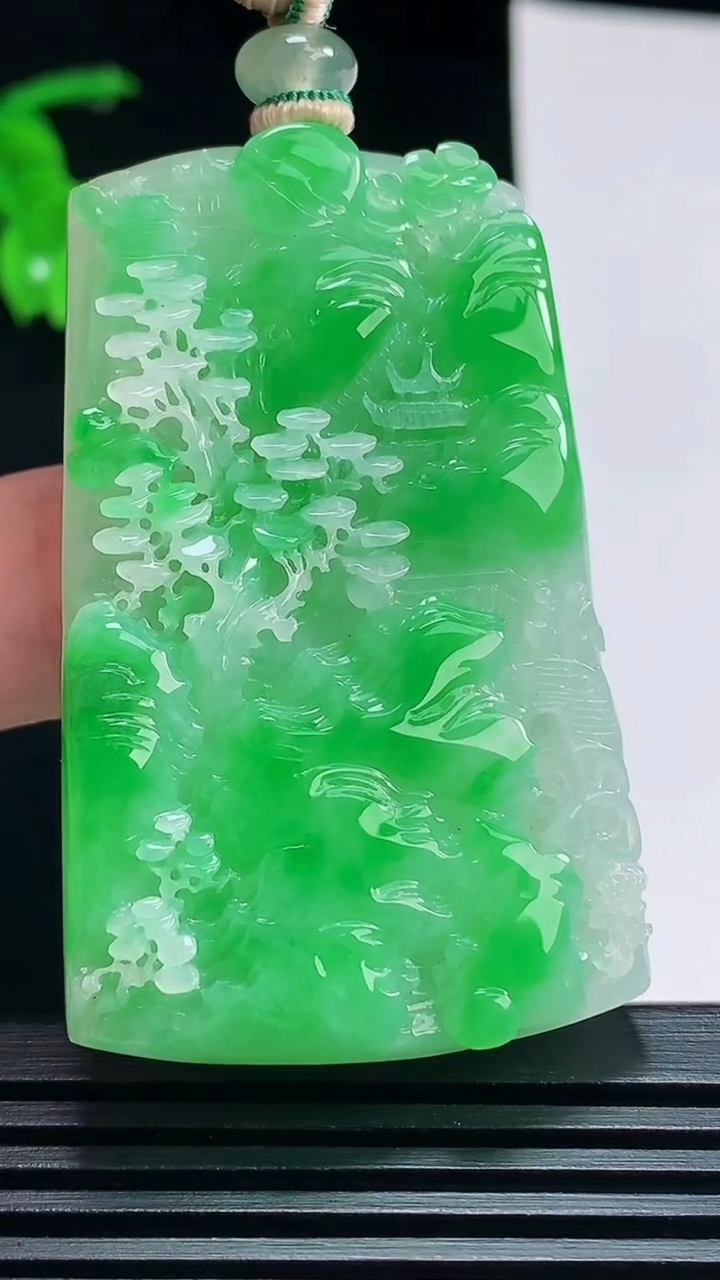 天然A货翡翠山水牌吊坠，尺寸53.5-34-8.2 重量:37.39g
7月9日