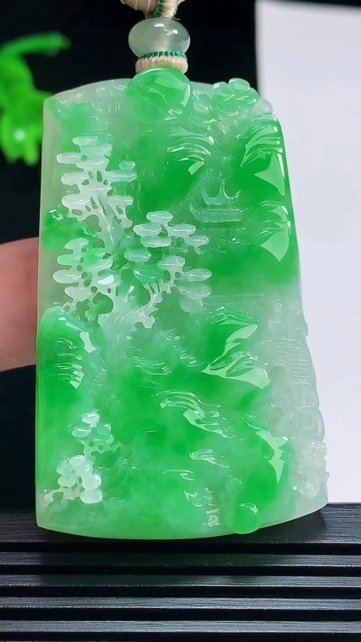 天然A货翡翠山水牌吊坠，尺寸53.5-34-8.2 重量:37.39g
7月9日