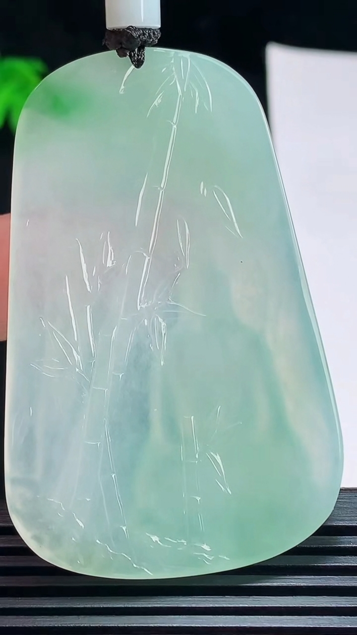 天然A货翡翠观音菩萨吊坠，尺寸62-40-5.8 重量:33.65g
7月9日