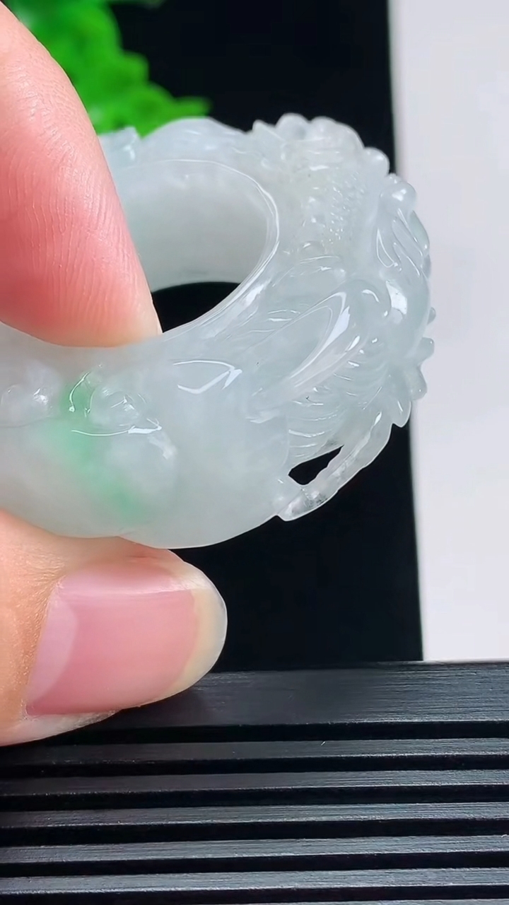 天然A货翡翠雕龙玉扳指 戒指，尺寸21.5-13-13 重量:40.80g2026年7月9日
工厂直销收藏佳品,种好水足，色泽均匀，有种有色，上手高大气！