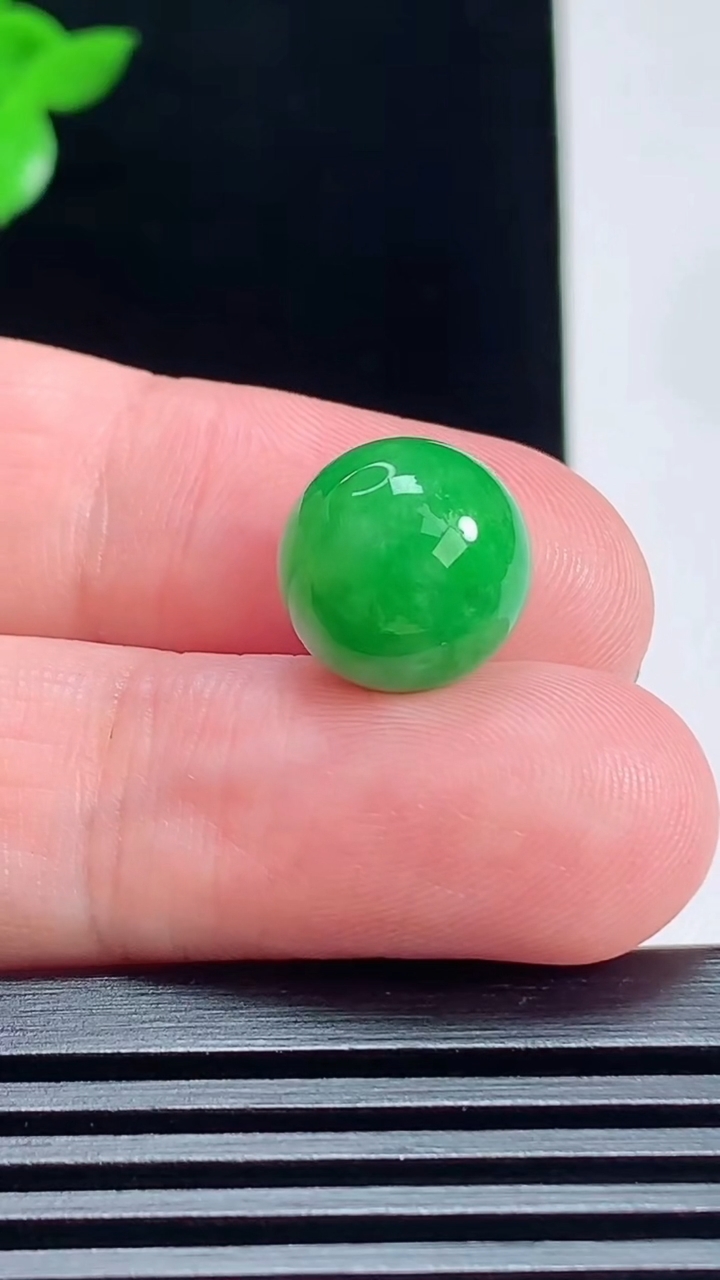 天然A货翡翠圆珠镶嵌件，尺寸12 重量:3.00g
7月9日