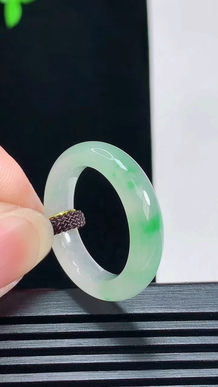 天然A货翡翠玉指环 戒指，尺寸18.5-5-3.6 重量:4.24g2026年7月9日
工厂直销收藏