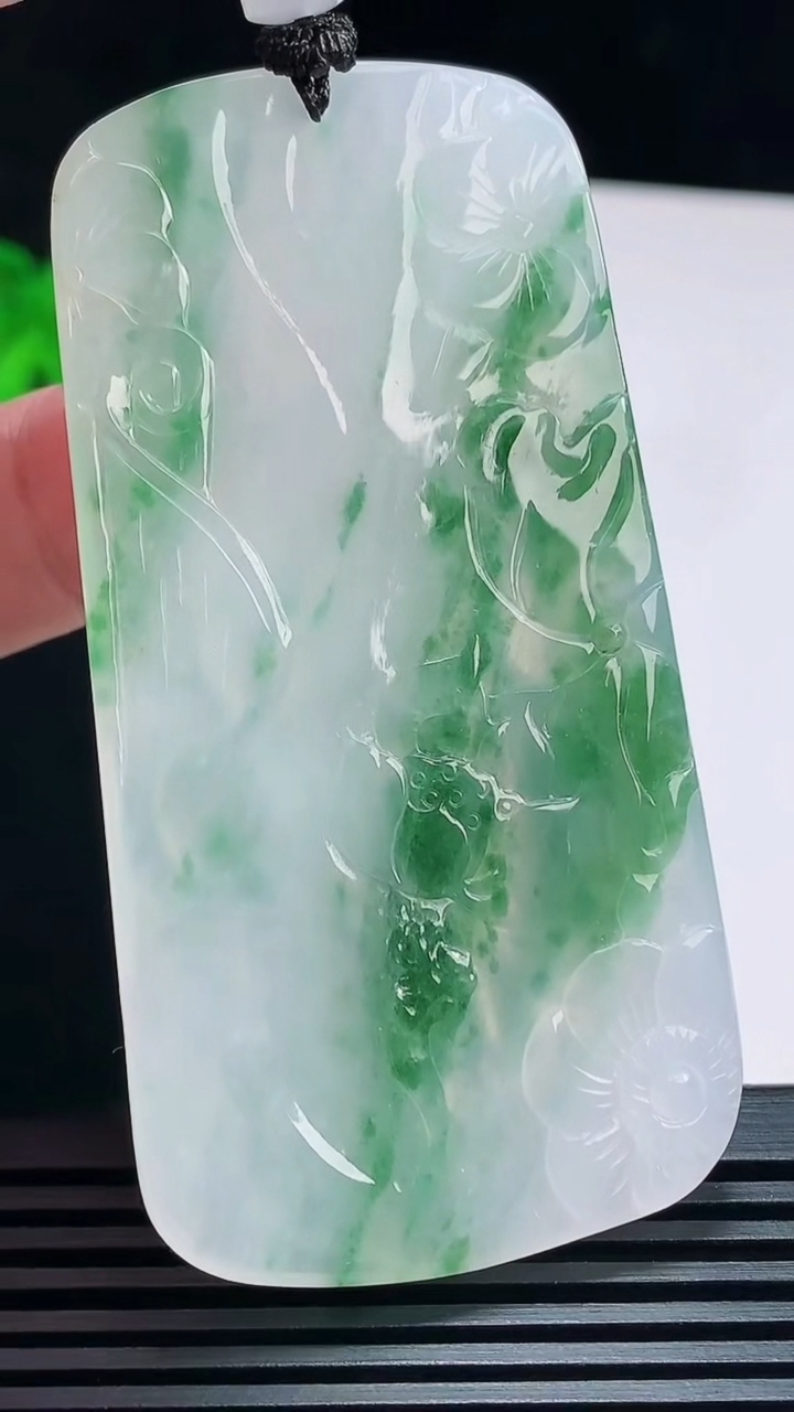 天然A货翡翠种飘花普贤菩萨吊坠，尺寸72.5-38-5.8 重量:42.76g
7月9日