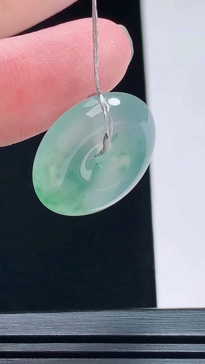 天然A货翡翠种飘花平安扣吊坠，尺寸21.5-5.5 重量:5.18g
7月9日