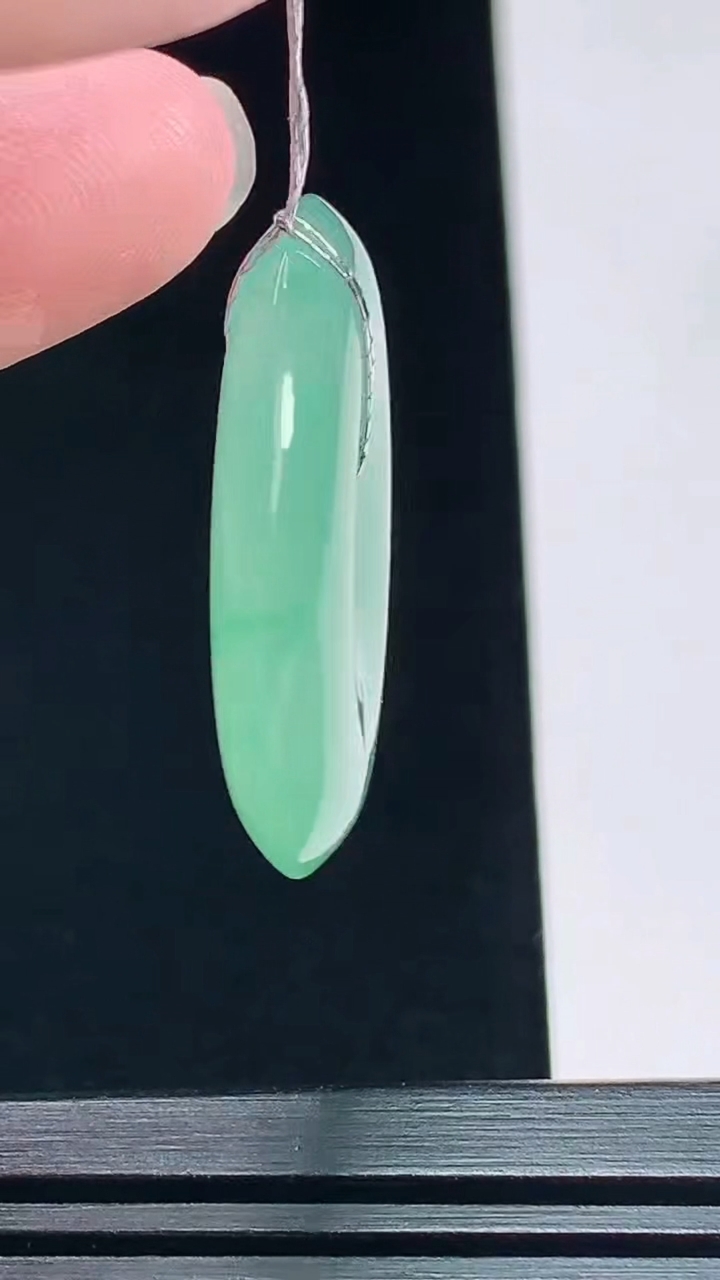天然A货翡翠平安扣吊坠，尺寸30.5-5.5 重量:11.18g
7月9日
