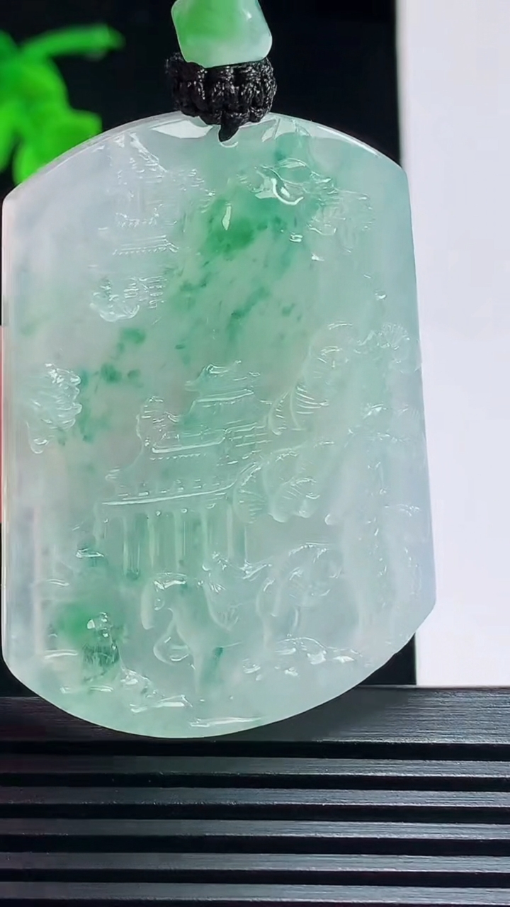 天然A货翡翠山水牌吊坠，尺寸48-36-6 重量:30.49g
7月9日