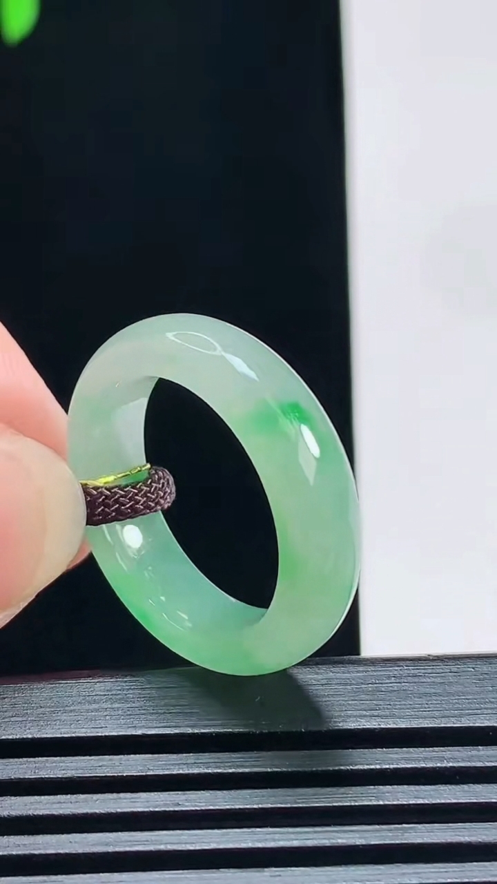 天然A货翡翠玉指环 戒指，尺寸18.5-5.6-3.8 重量:4.55g2026年7月9日
工厂直销收藏佳品,种好水足，色泽均匀，有种有色，上手高大气！