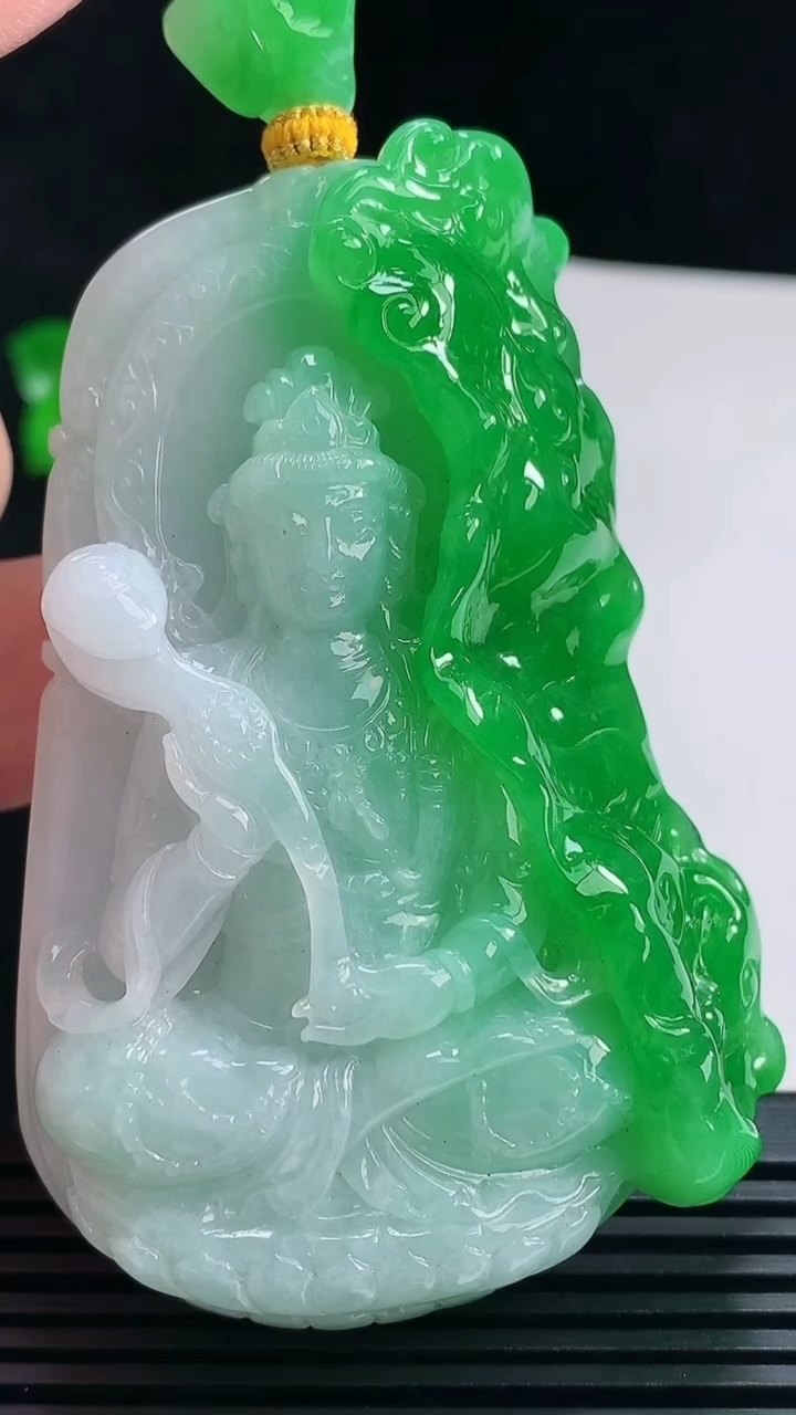 天然A货翡翠大势至菩萨吊坠，尺寸73-50-14.3 重量:95.01g
7月9日