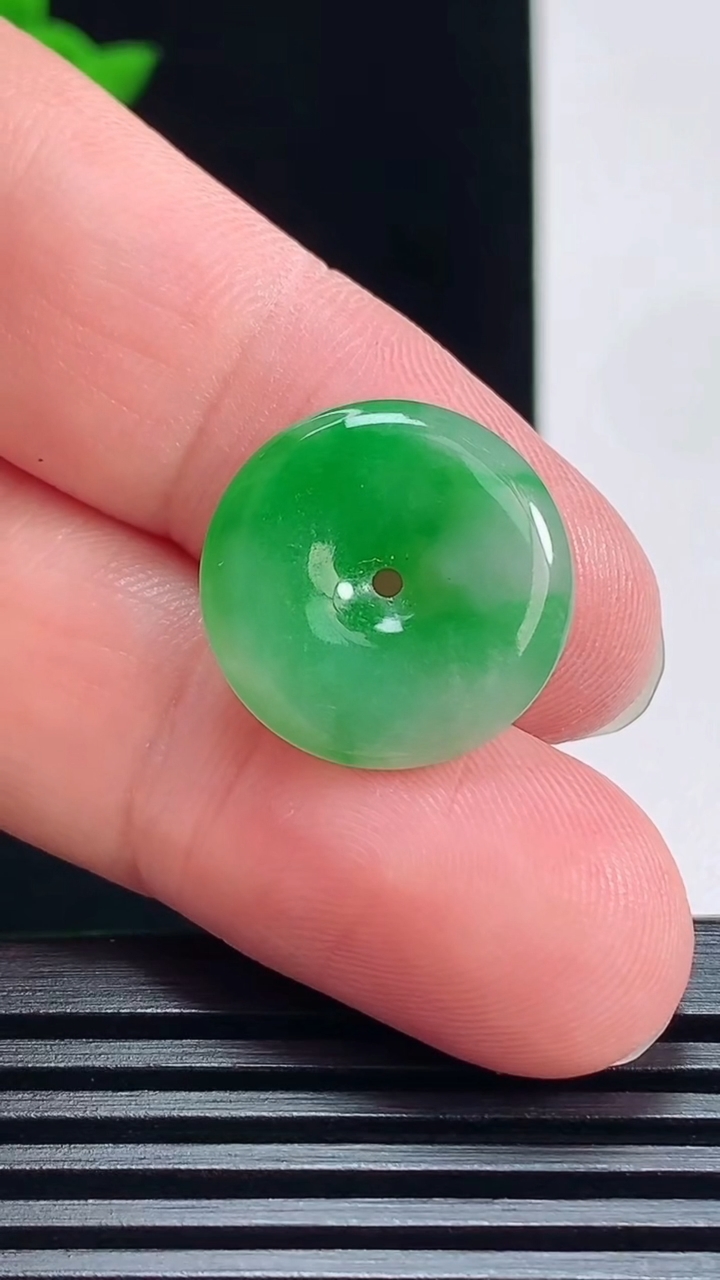 天然A货翡翠平安扣吊坠，尺寸18-3.5 重量:2.35g
7月9日