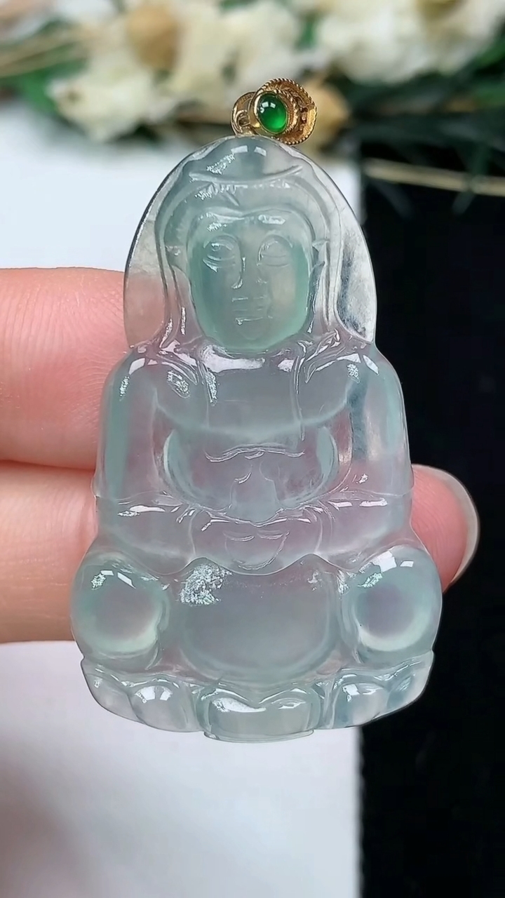 天然A货翡翠观音菩萨吊坠，尺寸38.6-23.4-3.6，重量:5.52g
7月9日