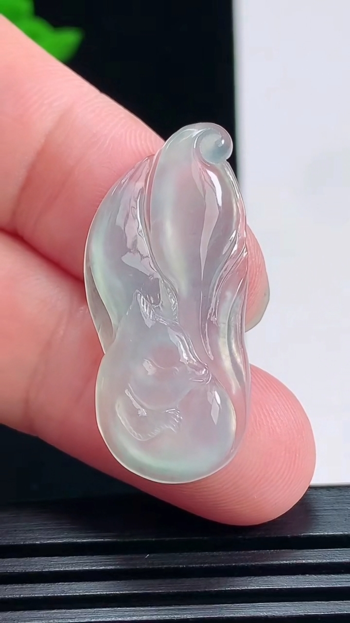 天然A货翡翠九尾狐吊坠，尺寸33.8-15-4.2 重量:4.00g
7月9日