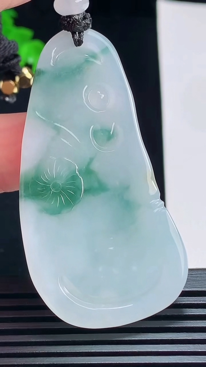 天然A货翡翠冰种飘花阿弥陀佛吊坠，尺寸56-29-6.2 重量:23.83g
7月9日