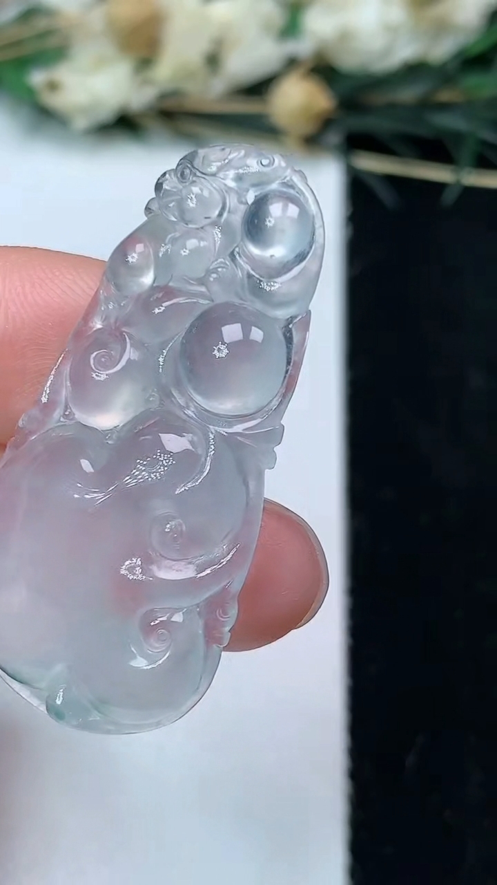 天然A货翡翠如意吊坠，尺寸39.3-20-5.7，重量:6.77g
7月9日