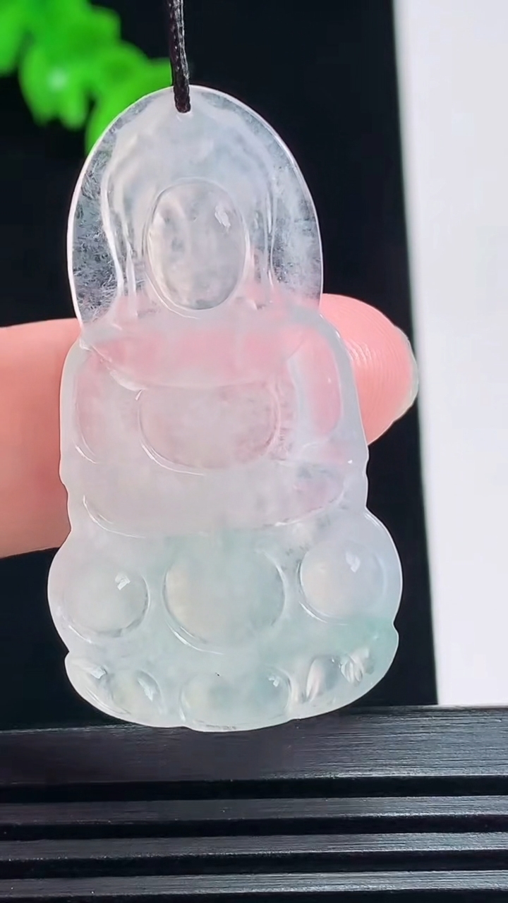 天然A货翡翠正装观音吊坠，尺寸42-23-3.5 重量:5.66g
7月9日