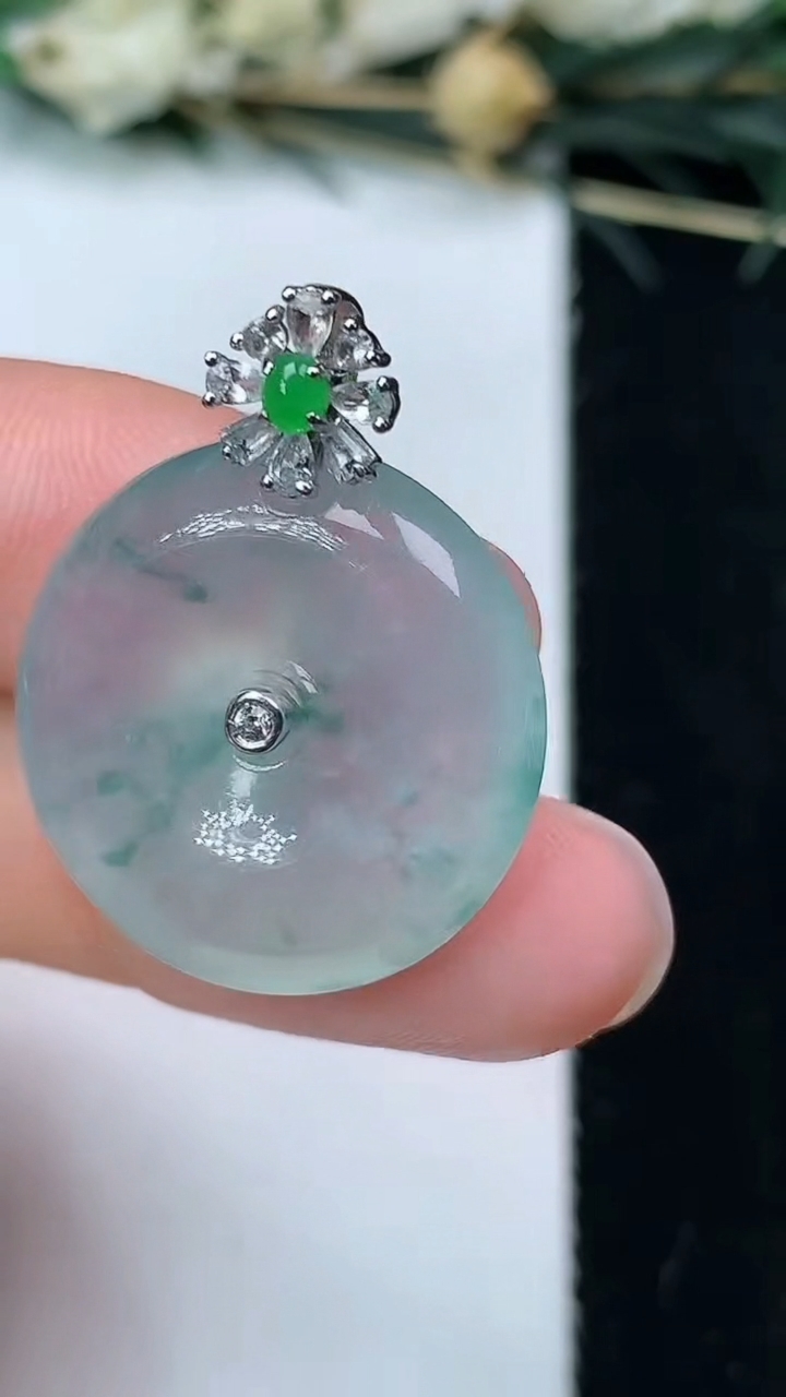 天然A货翡翠飘花平安扣吊坠，尺寸20.6-5.4，重量:5.62g
7月9日