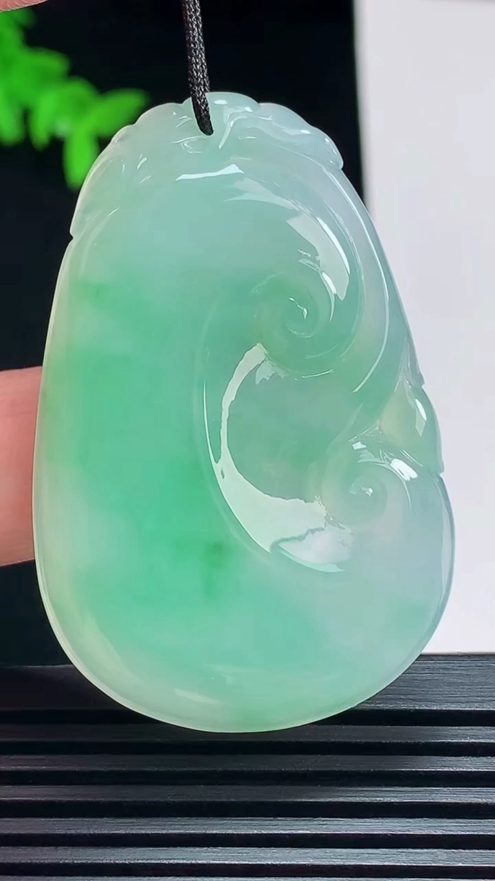 天然A货翡翠如意吊坠，尺寸49.6-33-4.8 重量:15.55g
7月9日