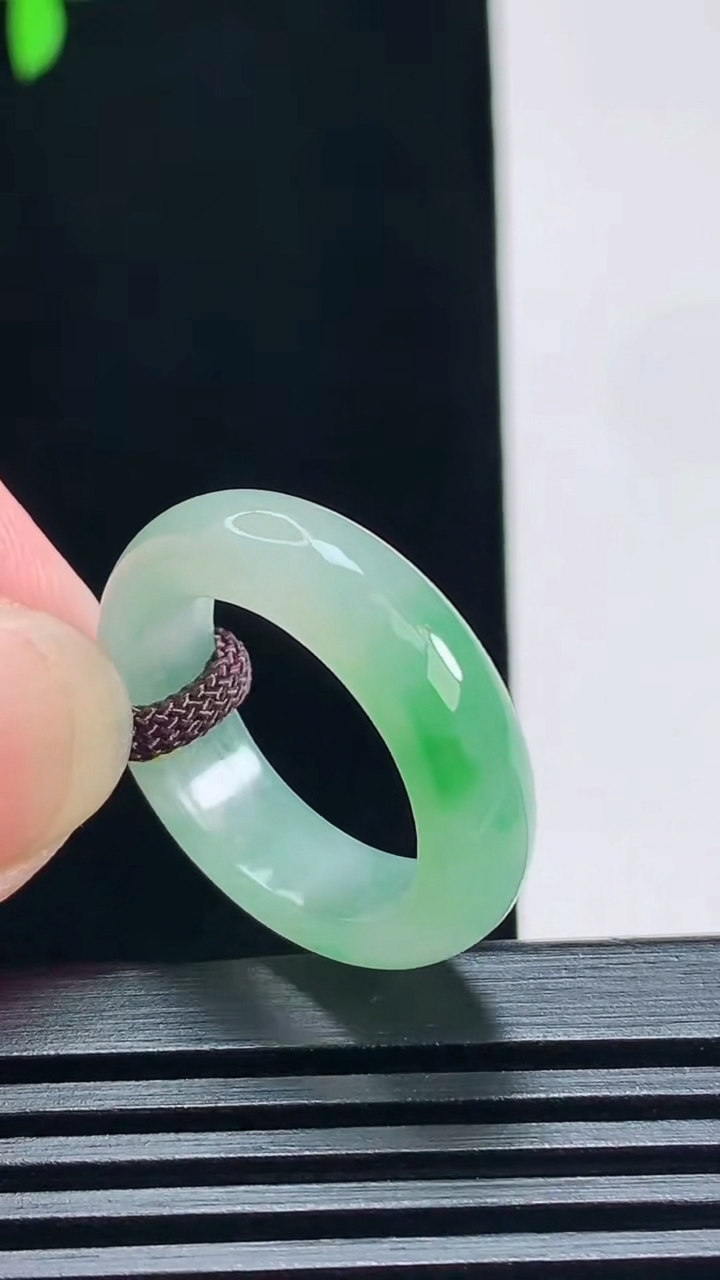 天然A货翡翠玉指环 戒指，尺寸18.3-6.2-3.6 重量:4.79g2026年7月9日
工厂直销收藏佳品,种好水足，色泽均匀，有种有色，上手高大气！