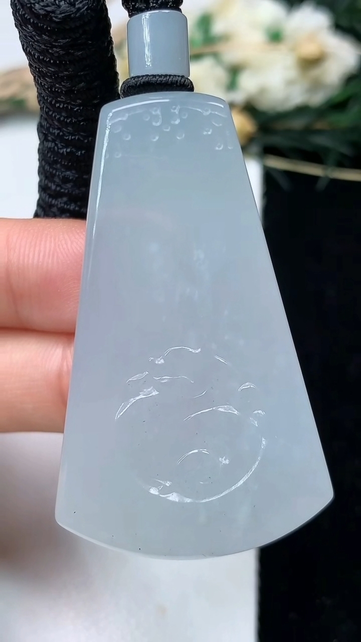 天然A货翡翠白冰仿古龙牌吊坠，尺寸47.7-29-9.3，重量:34.76g
7月9日