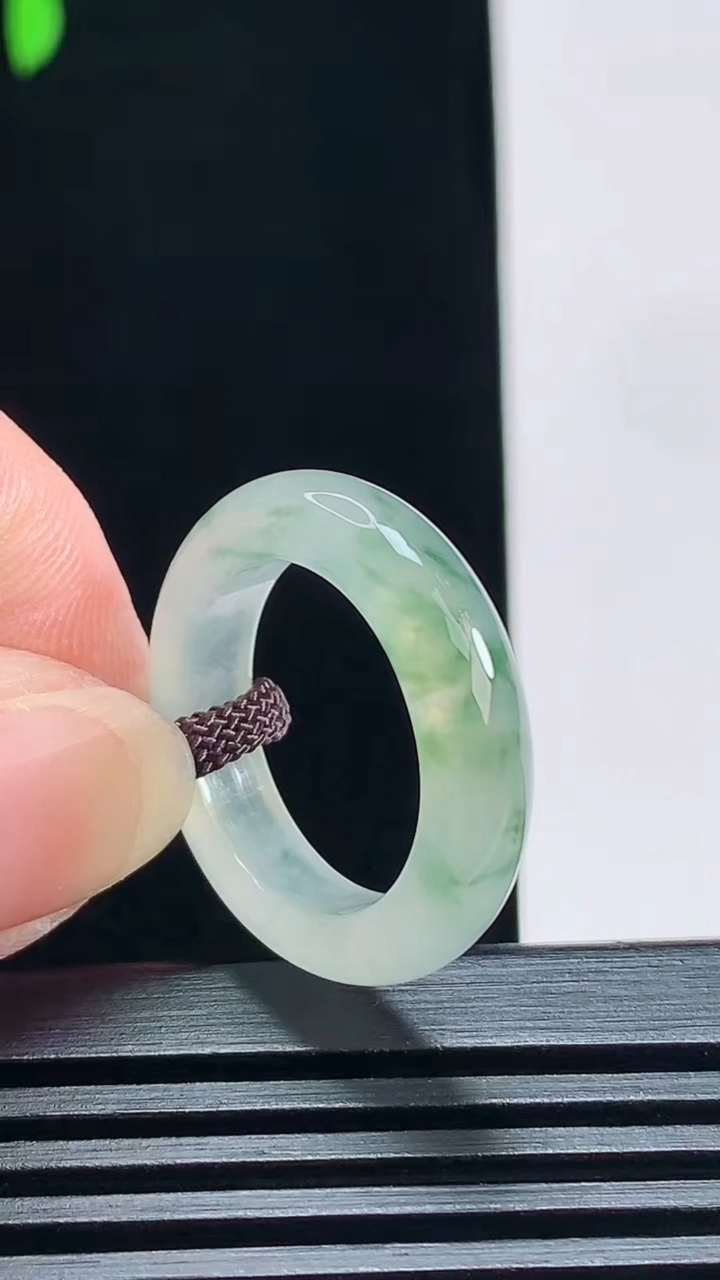 天然A货翡翠冰种飘花玉指环 戒指，尺寸17.3-5-3.6 重量:4.00g2026年7月9日
工厂