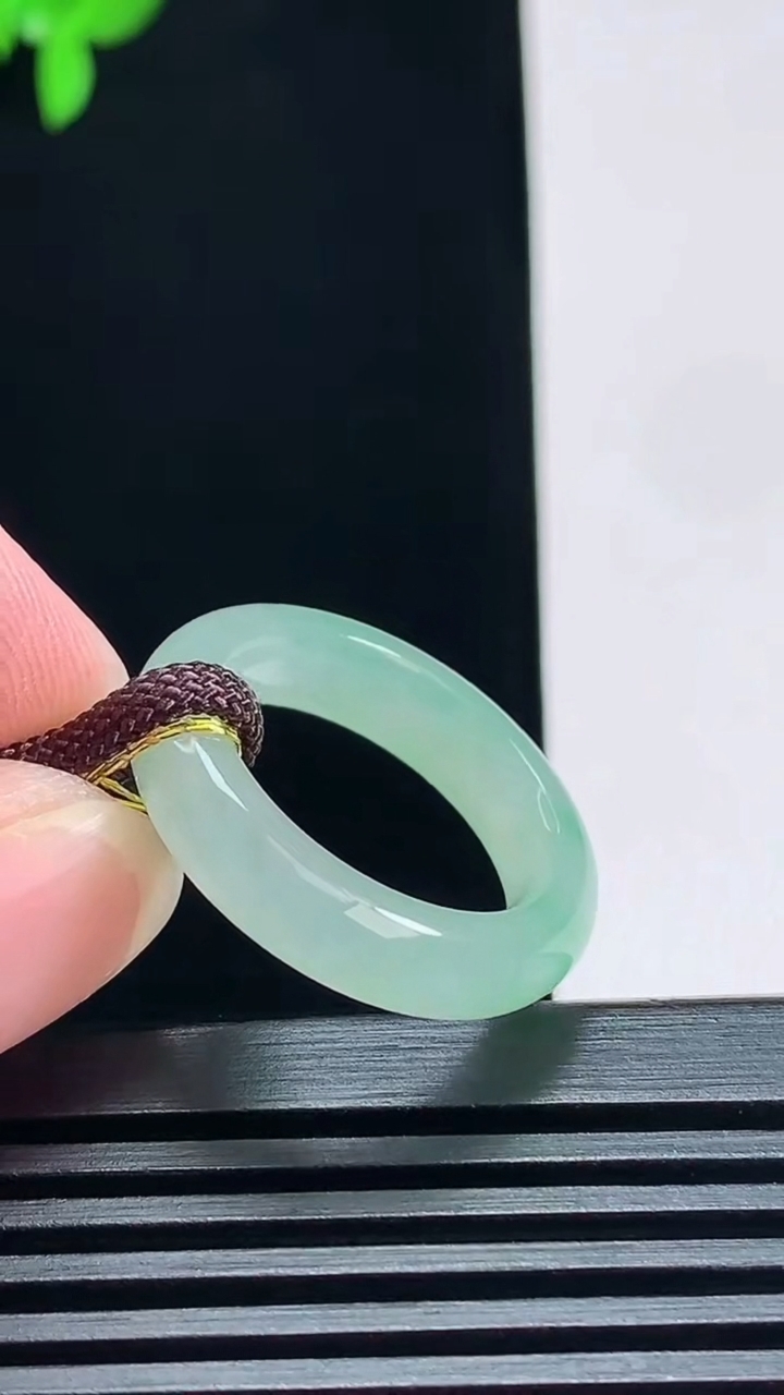 天然A货翡翠玉指环 戒指，尺寸18.2-5.3-3.8 重量:4.32g2026年7月9日
工厂直销收藏佳品,种好水足，色泽均匀，有种有色，上手高大气！