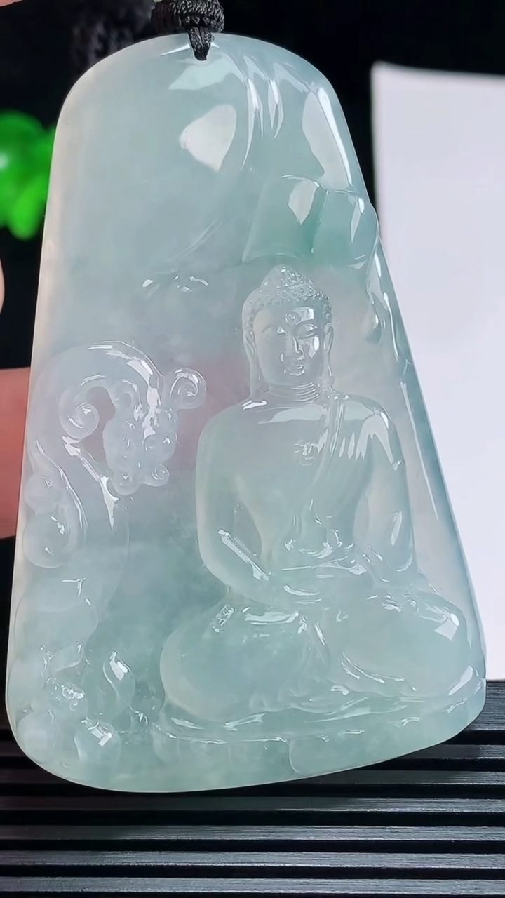 天然A货翡翠种飘花大日如来佛吊坠，尺寸66.5-43.5-6.2 重量:40.47g
7月9日