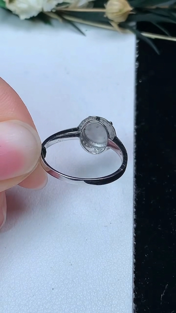 天然A货翡翠蛋面戒指，尺寸16.7-6.6，重量:2.00g2026年7月9日
工厂直销收藏佳品,种好水足，色泽均匀，有种有色，上手高大气！