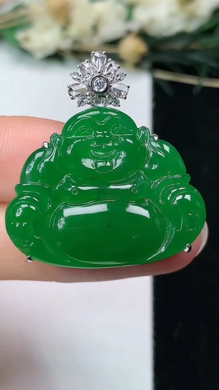 天然A货翡翠佛公吊坠，尺寸22.4-28.2-6.8，重量:6.31g
7月9日