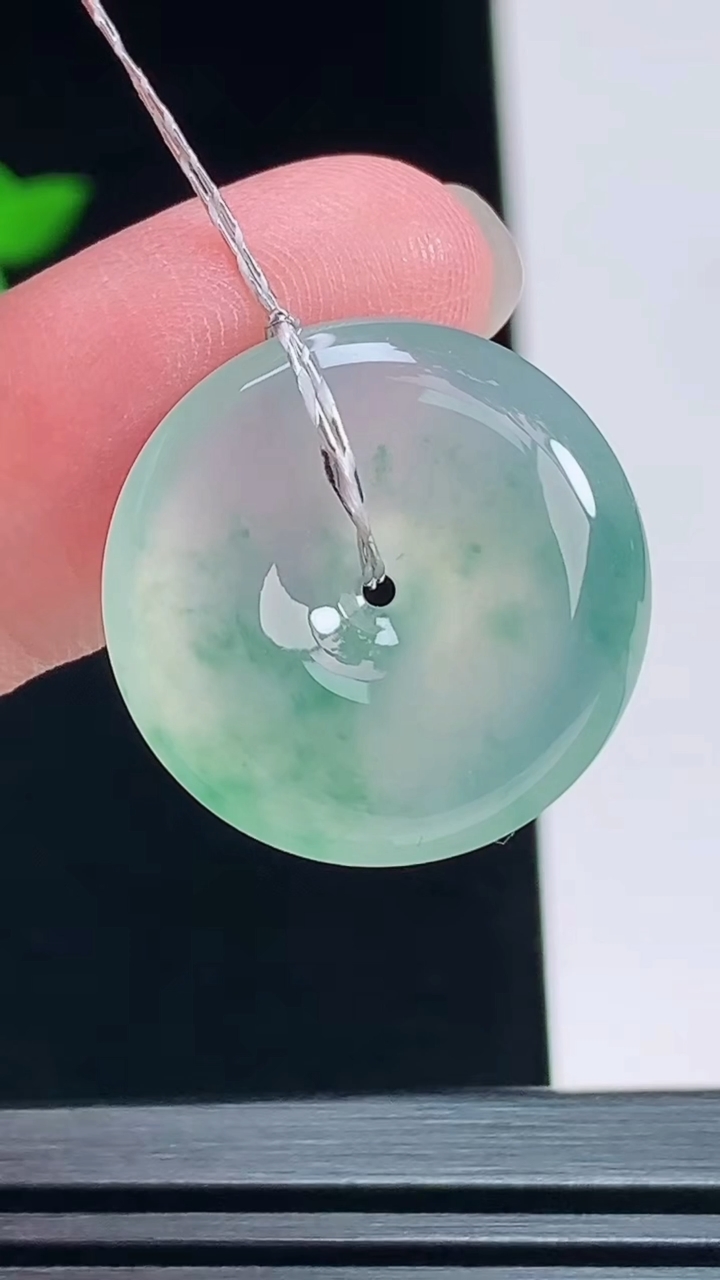 天然A货翡翠种飘花平安扣吊坠，尺寸21.5-5.5 重量:5.18g
7月9日