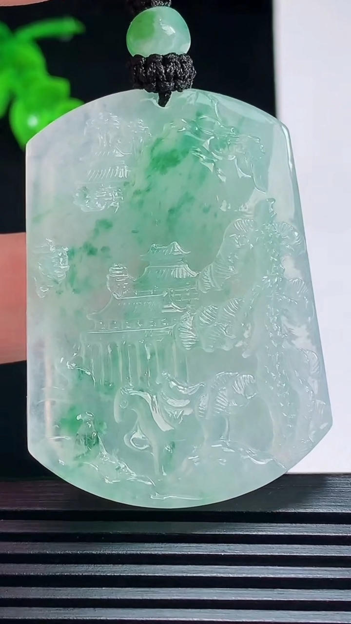 天然A货翡翠山水牌吊坠，尺寸48-36-6 重量:30.49g
7月9日